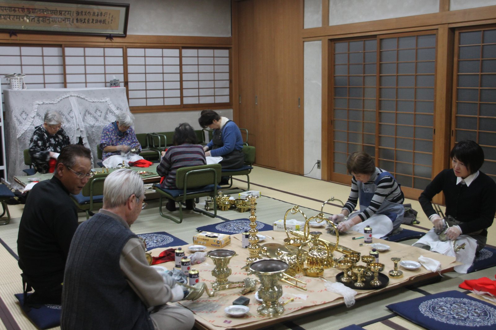 本堂内陣の仏具を磨くおみがき