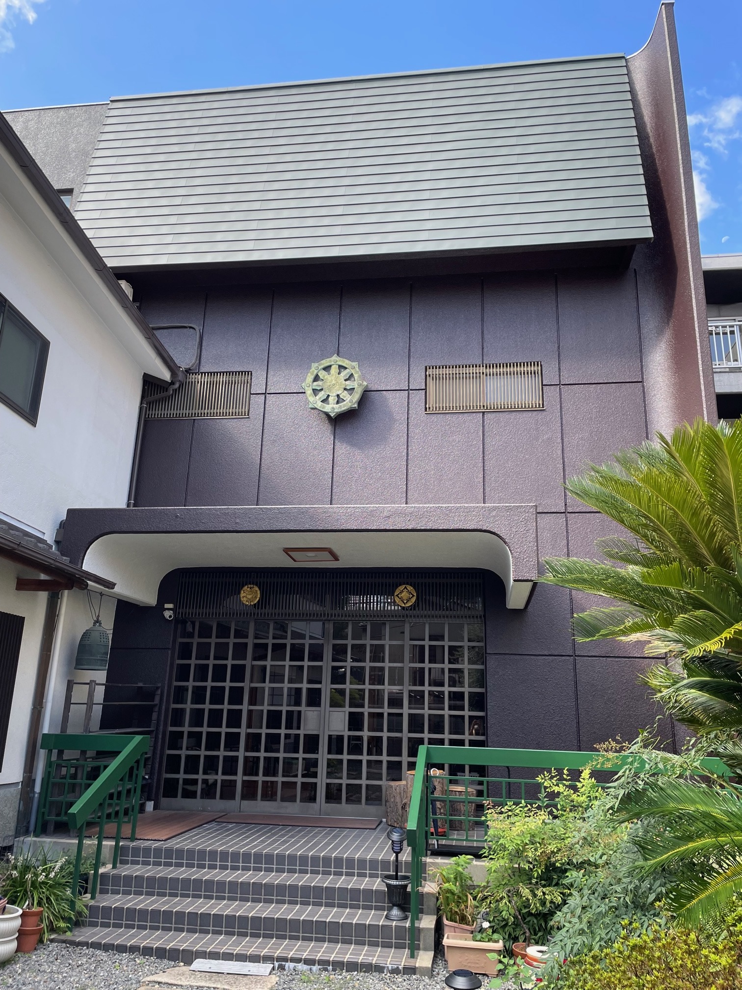 蓮信寺の境内