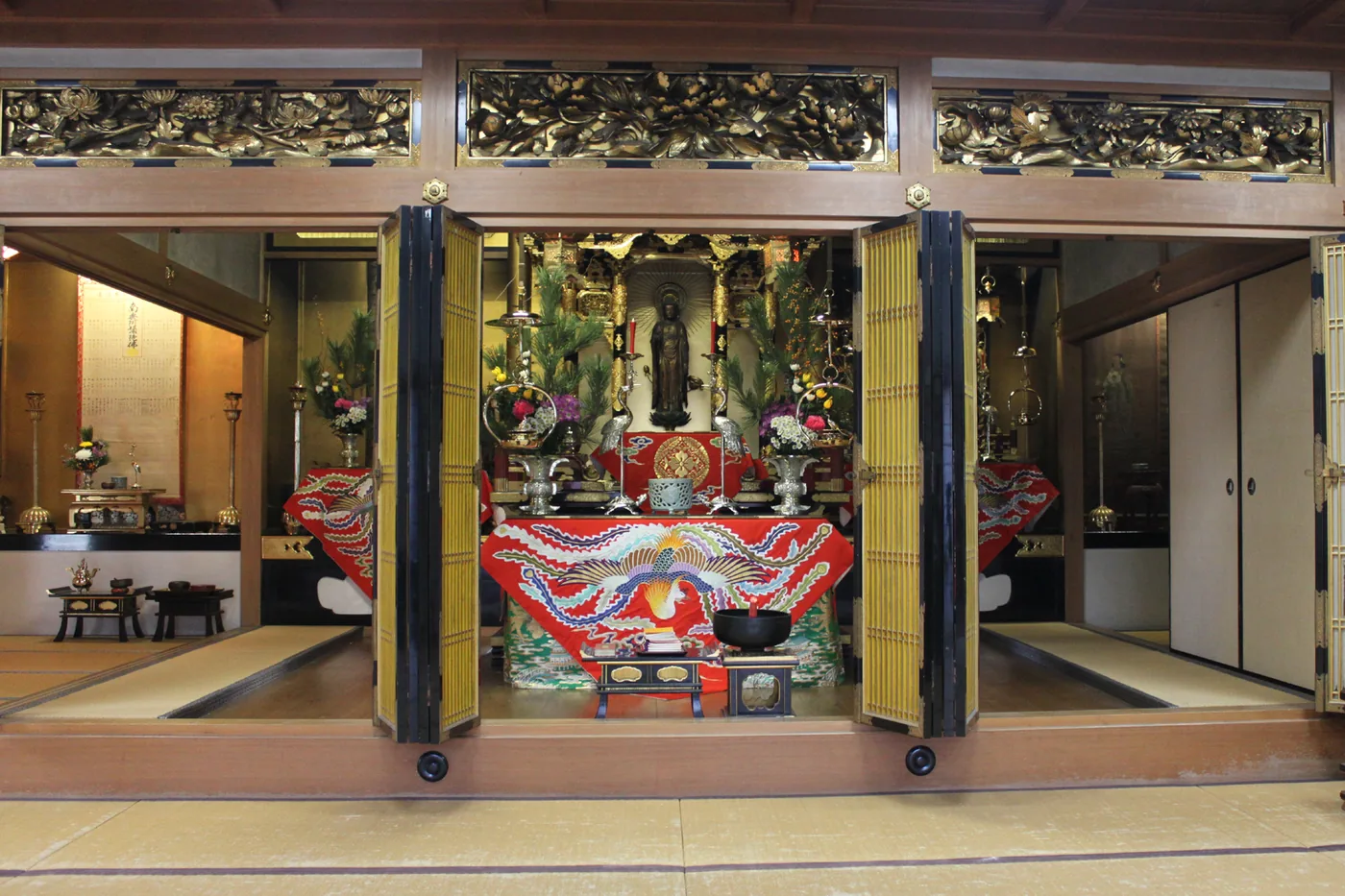 蓮信寺本堂のご本尊と内陣