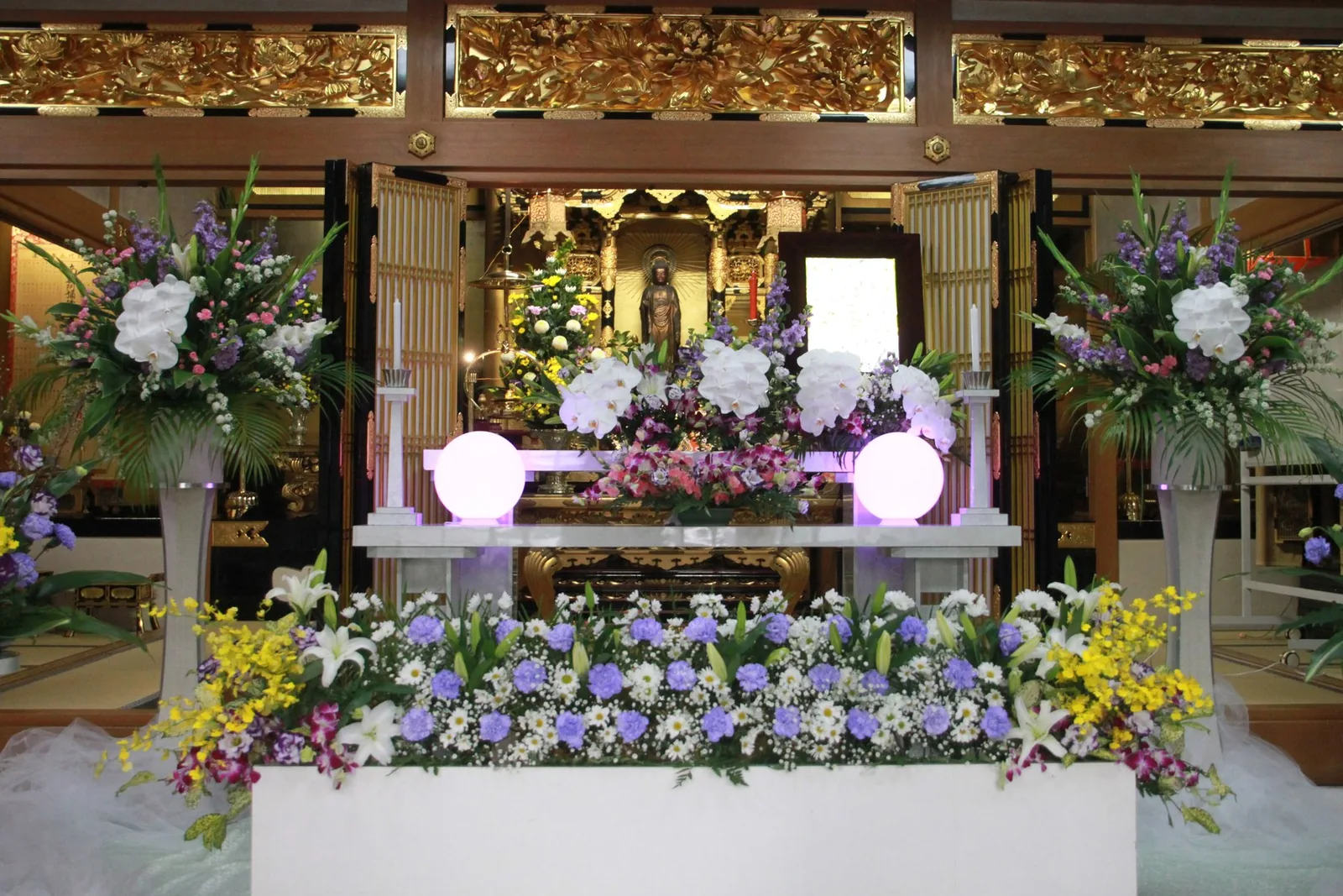 蓮信寺本堂内陣を生花で整えた葬儀の祭壇