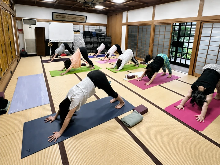 蓮信寺本堂で行われるお寺ヨガ教室